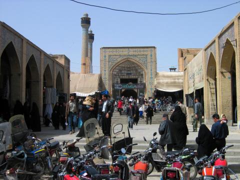 image Acceso a la mezquita del viernes, Isfahán, Irán