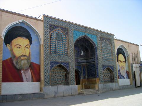 image Frescos de Jamenei y Jomeini en una mezquita de Isfahán, Irán