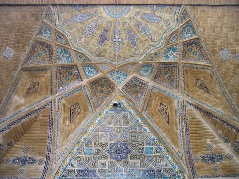 image Detalle de ladrillos cocidos y azulejos pintados de la mezquita de Alí, Isfahán, Irán
