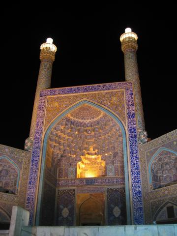 image Vista nocturna de la fachada principal de la mezquita del Imam, Isfahán, Irán