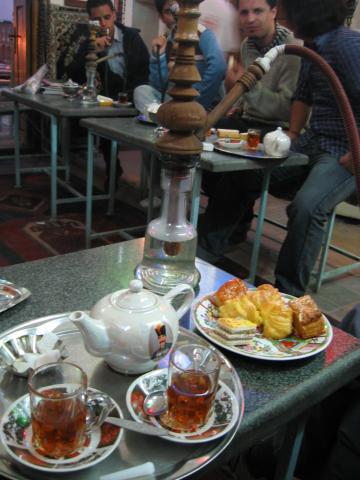 image Té con pastas y narguile, Isfahán, Irán