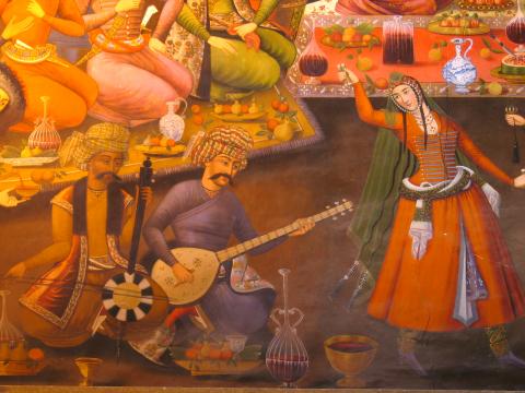 image Detalle de fresco en el interior del palacio Chehel Sutun, Isfahán, Irán