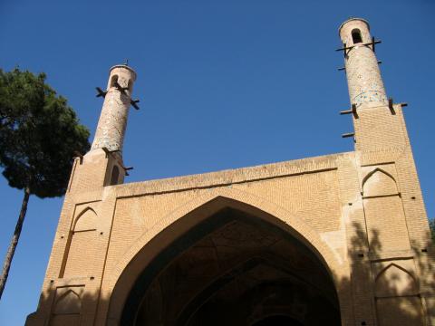 image Minaretes gemelos basculantes, Isfahán, Irán