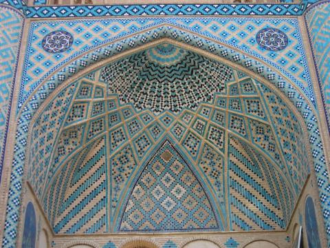 image Detalle de la semibóveda de la fachada del edificio Amir Chakhmaq, Yazd, Irán