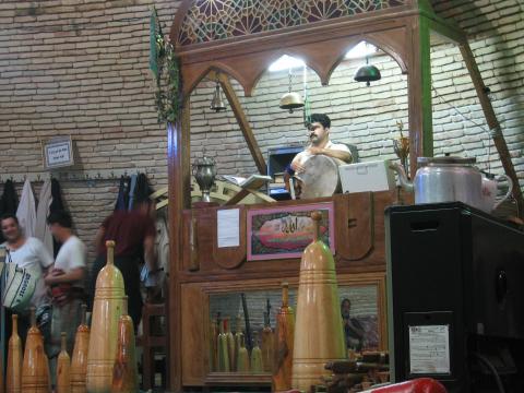 image Actividad en la Casa de la Fuerza o Zurkhane, Yazd, Irán