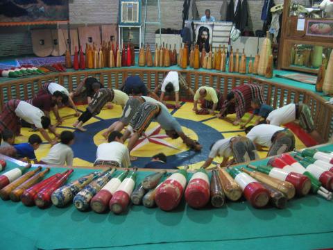 image Participantes en la Casa de la Fuerza o Zurkhane, Yazd, Irán