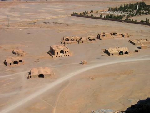 image Edificaciones abovedadas junto al cementerio, Yazd, Irán