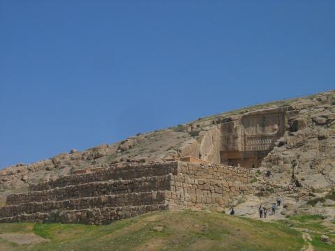 image Vista general de la tumba de Artajerjes II, Persépolis, Irán