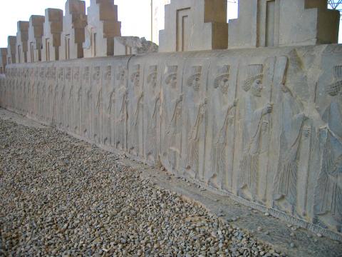 image Relieve de soldados en las escaleras hacia la Apadana, Persépolis, Irán