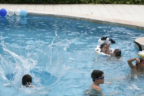 image Jugando en la piscina