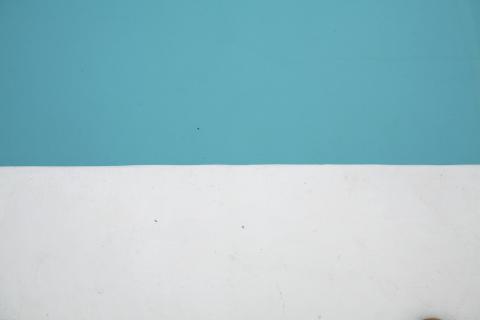 image Al borde de la piscina