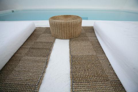 image Tumbonas junto a la piscina