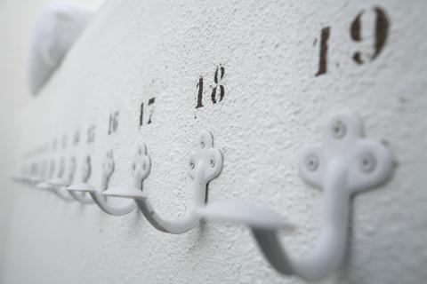 image Colgadores junto a una piscina