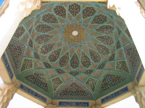 image Interior de la cúpula del Mausoleo de Hafez, Shiraz, Irán