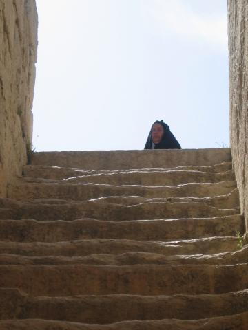 image Turista local en el acceso al Templo de Anahita, Bishapur, Irán