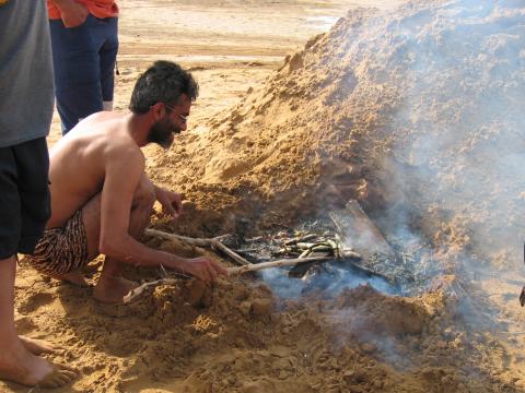image Asando pescado recién capturado en la provincia de Bushehr, Golfo Pérsico, Irán