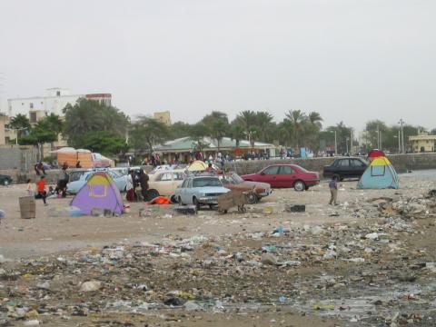 image Basura y tiendas de campaña en una playa de Bandar-e Abbas, estrecho de Ormuz, Golfo Pérsico, Irán