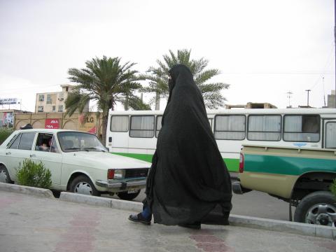 image Mujer con chador en Bandar-e Abbas, estrecho de Hormuz, Golfo Pérsico, Irán