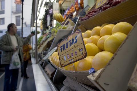 image Frutería en el mercado de San Miguel, Madrid