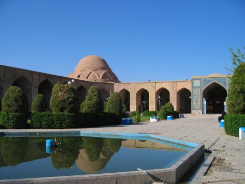 image Plaza del complejo Ganjali Khan, Kermán, Irán