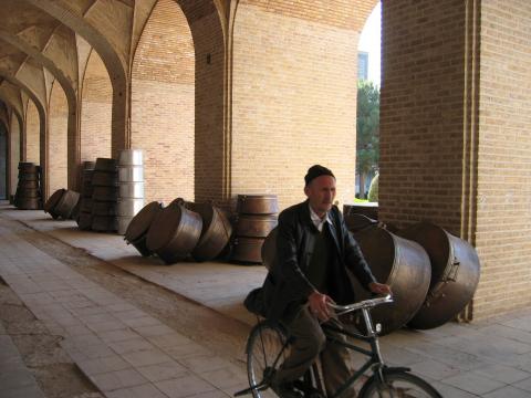 image Ciclista en el bazar Vakil, Kermán, Irán