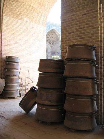 image Tienda de calderos en el bazar Vakil, Kermán, Irán