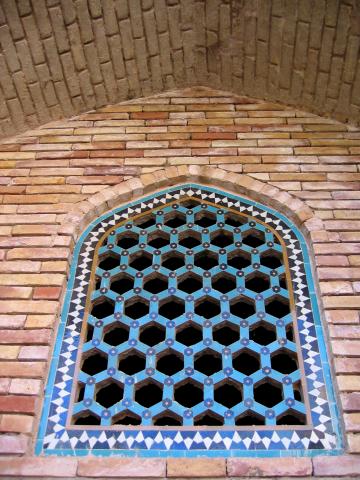 image Ventana decorada en la plaza del complejo Ganjali Khan, Kermán, Irán