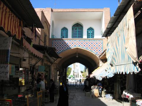 image Salida del gran bazar Vakil de Kermán, Irán