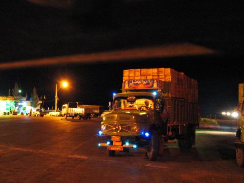 image Parada nocturna de camiones, provincia de Kermán, Irán