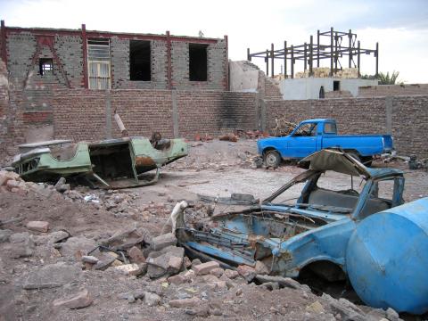image Coches destrozados en el terremoto de 2003 en Bam, provincia de Kermán, Irán