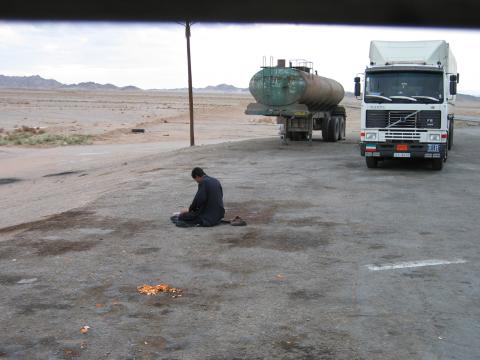 image Hombre rezando en la carretera, provincia de Kermán, Irán