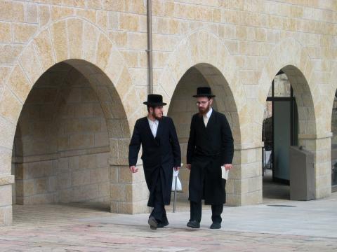 image Hasidines saliendo del recinto del Muro de las Lamentaciones, Jerusalén, Israel
