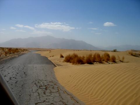 image Dunas invadiendo la carretera en Baluchistán, Pakistán