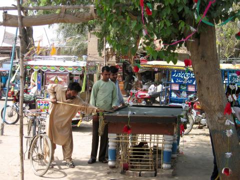 image Billar callejero en una calle de Sahiwal, Punjab, Pakistán