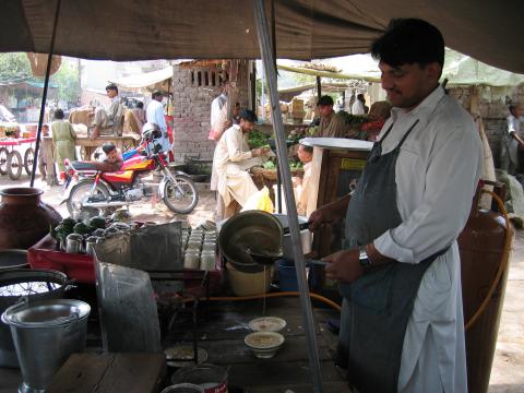 image Puesto callejero de té con leche, Punjab, Pakistán