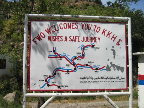 image Cartel de bienvenida a la autopista del Karakorum, Pakistán