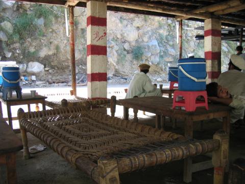 image Típicos catres de Pakistán en restaurante de la autopista de Karakorum