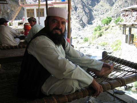 image Hombre descansando en un catre, restaurante de la autopista de Karakorum, Pakistán