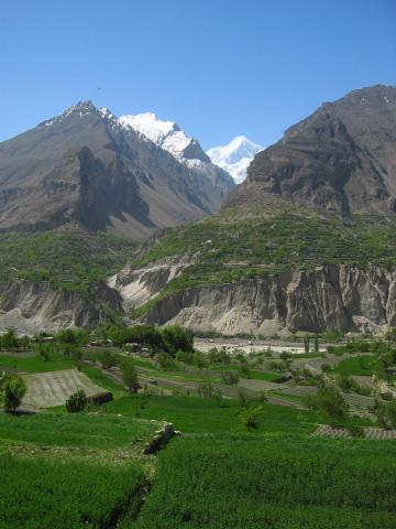 image Picos del Karimabad con el Diran Peak al fondo, valle de Hunza, Pakistán