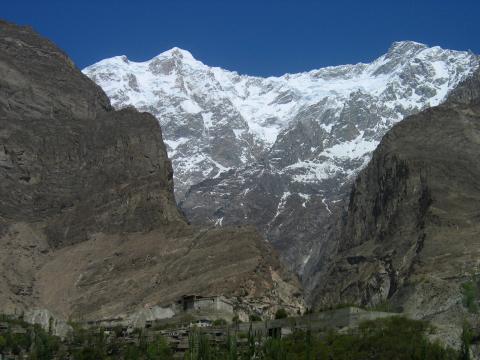 image El Baltit Fort y el pico Ultar, Karimabad, Pakistán