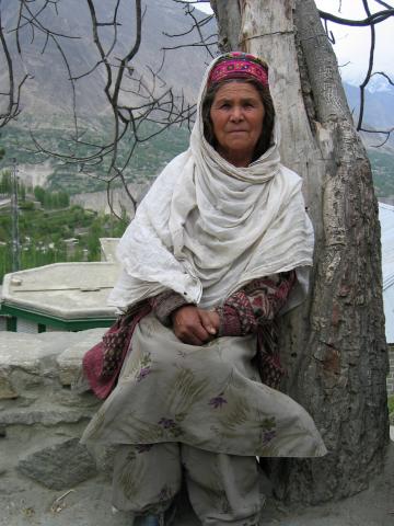 image Anciana Hunzakut con vestimenta típica, Karimabad, Pakistán