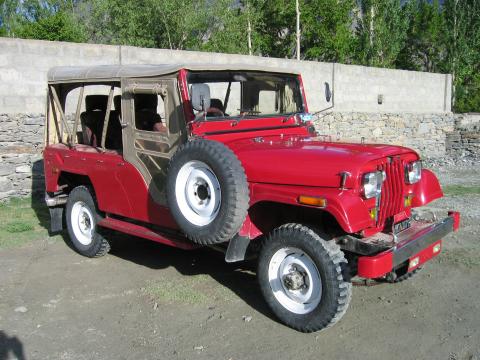 image Jeep Wills en Karimabad, valle de Hunza, Pakistán