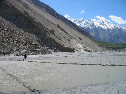 image Puente colgante sobre el río Hunza, Pakistán