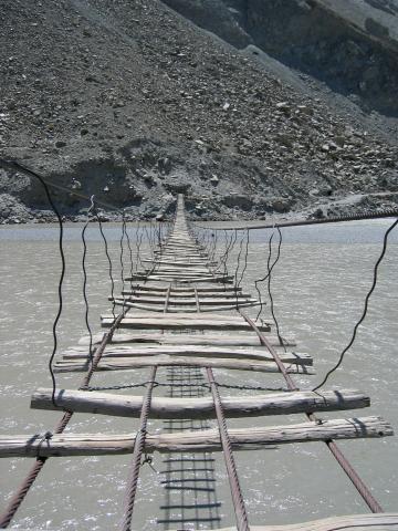 image Puente colgante sobre el río Hunza, Pakistán