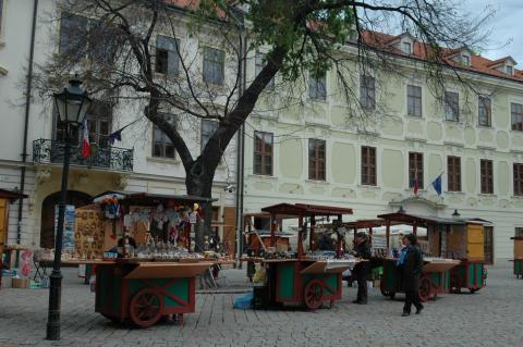 image Puestos callejeros en la plaza mayor de Bratislava, Eslovaquia