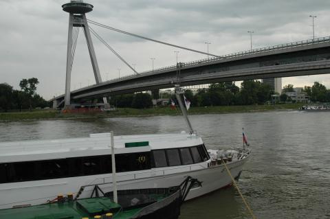 image Puente Nuevo sobre el Danubio, Bratislava, Eslovaquia