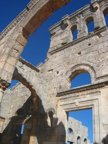 image Arcadas y pórticos de la entrada a la Catedral de San Simeón, Siria
