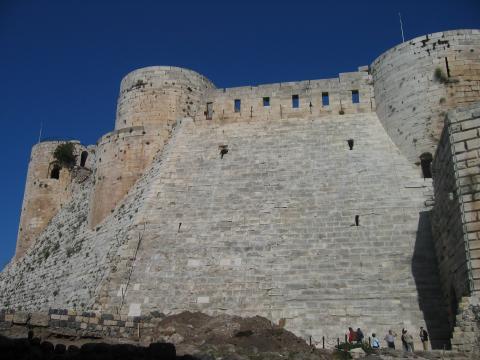 image Muro y almenas del castillo cruzado del Crac de los Caballeros, Siria