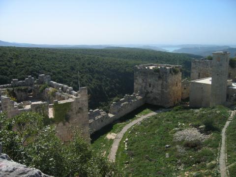 image Almenas y muros exteriores del castillo de Saladino, Siria