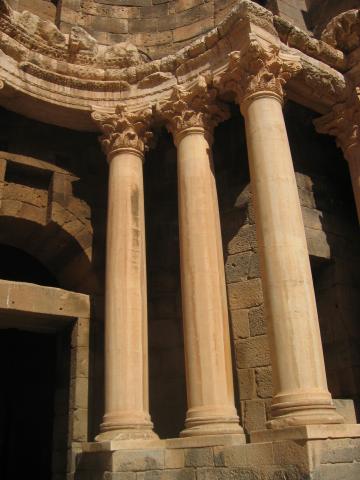 image Columnas del escenario del teatro romano de Bosra, Hama, Siria